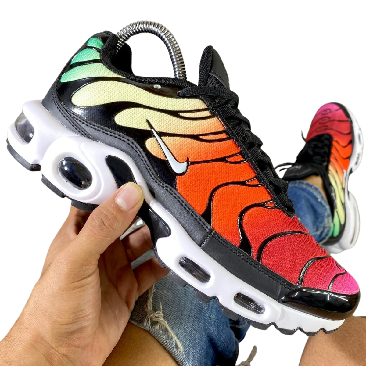 Nike Air Max TN Drift Plus Tenis Para Hombres. Si estás buscando el calzado perfecto que combine estilo, comodidad y rendimiento, las zapatillas Nike Air Max TN Plus hombre son la opción ideal para ti. En Onlineshoppingcenterg, entendemos que al comprar zapatillas, no solo buscas un par para caminar, sino también una declaración de moda. En este artículo, te ayudaremos a descubrir por qué estas zapatillas son una inversión inteligente, cómo elegir el modelo perfecto para ti, y cómo puedes aprovechar las ofertas disponibles en nuestra tienda.  ¿Por qué Elegir Zapatillas Nike Air Max TN Plus Hombre? Las zapatillas Nike Air Max TN Plus son icónicas por varias razones. Lanzadas por primera vez en 1998, este modelo ha capturado la atención de atletas y amantes de la moda urbana por igual. Pero, ¿qué hace que las Nike TN sean tan especiales?  1. Tecnología Tuned Air Una de las principales razones por las que los usuarios eligen las Nike Air Max TN Plus es la tecnología Tuned Air. Esta innovación se basa en proporcionar una amortiguación precisa en las zonas donde el pie más lo necesita, reduciendo el impacto de cada pisada y mejorando la estabilidad. Ideal para hombres que buscan zapatillas no solo para el día a día, sino también para actividades deportivas o largas caminatas.  2. Diseño Atemporal El diseño de las Nike Air Max TN Plus es simplemente único. Su distintiva estética con líneas fluidas en la parte superior y una suela visible de Air Max las convierte en un modelo reconocible al instante. Ya sea que elijas las clásicas Nike TN blancas o las elegantes Nike TN negras, estarás garantizando un estilo que nunca pasa de moda.  3. Variedad de Colores y Modelos En Onlineshoppingcenterg, ofrecemos una amplia variedad de Nike Air Max Plus TN, desde los clásicos modelos como el Nike TN Plus 3 hasta las versiones más recientes como las Nike Air Max Plus TN Ultra. Puedes encontrar opciones que se adapten a tu personalidad y estilo de vida, asegurándote de tener el par perfecto para cualquier ocasión.